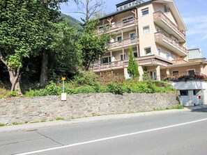 Building, Plant, Property, Window, Sky, Tree, Road Surface, Neighbourhood, Urban Design, Residential Area