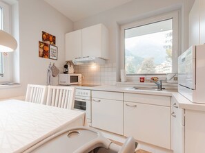 Cabinetry, Sinken, Spüle, Countertop, Zapfhahn, Eigentum, Küche, Armatur, Interior Design, Holz