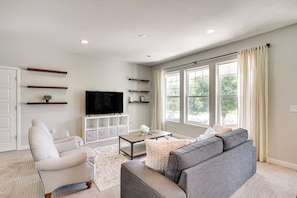 Living Room | Smart TV | Free WiFi | Central Heating & A/C | Main Level