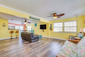 Living Room | Full Futon | Smart TV | Free WiFi | Central Heating & A/C