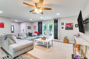 Living Room | Single-Story Home | Central A/C & Heating