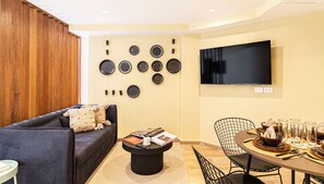 El mobiliario, la decoración y los servicios pueden variar ligeramente.