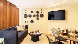 El mobiliario, la decoración y los servicios pueden variar ligeramente.