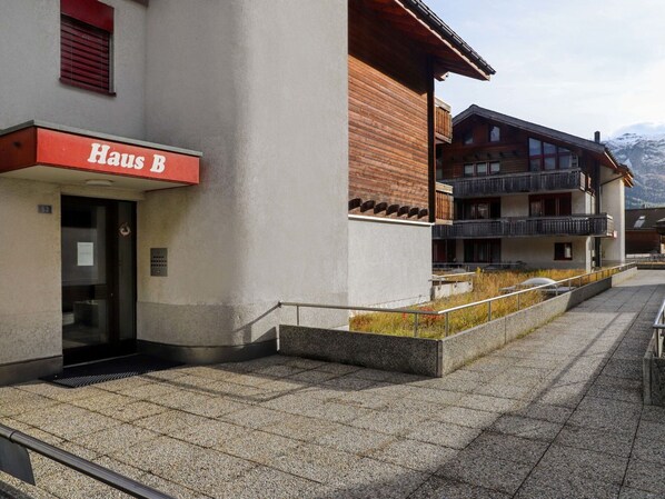 Gebäude, Fenster, Pflanze, Strassenbelag, Asphalt, Holz, Bürgersteig, Wand, Urban Design, Grundeigentum