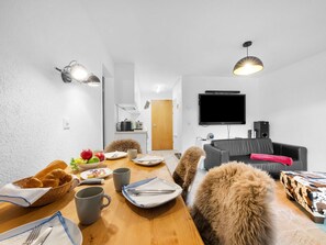 Eigentum, Möbel, Geschirr, Komfort, Tabelle, Holz, Interior Design, Fussboden, Flooring, Wohnzimmer