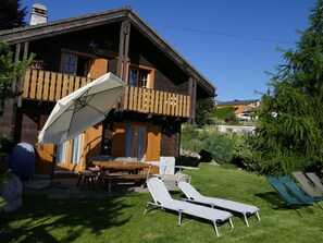 Eigentum, Haus, Gebäude, Zuhause, Grundeigentum, Hinterhof, Sonnenliege, Gartenmöbel, Garten, Möbel