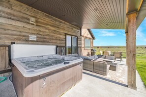 Kings Retreat ~ hot tub, grill, and space to relax and rejuvenate!