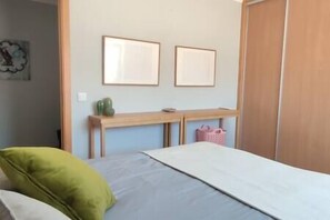 Main bedroom (1)