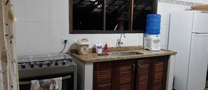 Cozinha: geladeira, fogão, mesa, liquidificador, micro-ondas, armário e filtro.