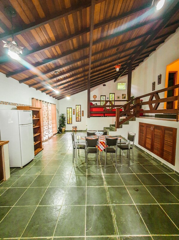 Vista geral da cozinha e do piso superior onde ficam a sala de estar e as suítes