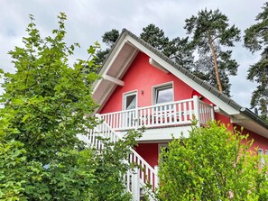 Himmel, Pflanze, Wolke, Gebäude, Fenster, Baum, Natürliche Landschaft, Grundstueck, Haus, Hütte