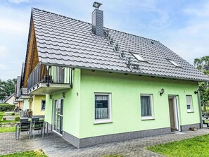 Himmel, Pflanze, Wolke, Gebäude, Fenster, Baum, Natürliche Landschaft, Grundstueck, Haus, Hütte