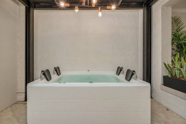 Indoor spa tub