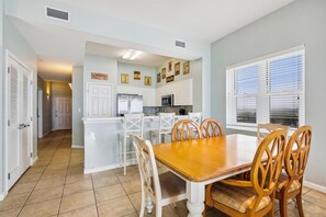 interior-dining area-windmere-401_036