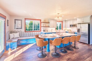 Dining island - seats 6