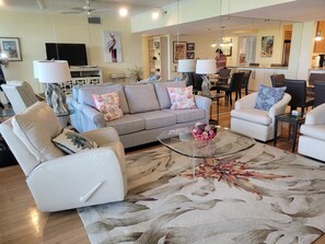 Beachplace 7-502 living area