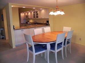 Beachplace 6-503 dining area