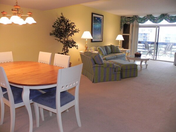 Beachplace 6-503 dining / living areas