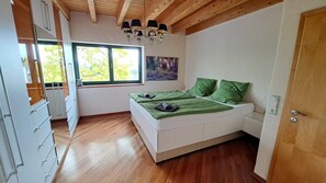 Schlafzimmer 1: Wasserbett 200x220