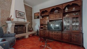 Living space with vintage touches and natural light, ideal for reading, relaxing, or gathering with loved ones. #RusticLiving #VintageVibes