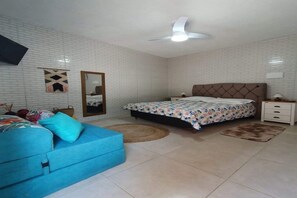 Suíte com 1 cama de casal, 1 sofá-cama, ar condicionado, ventilador, wi-fi  e TV