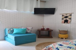 Suíte com cama de casal e sofá-cama, que pode acomodar de 3 a 4 pessoas.