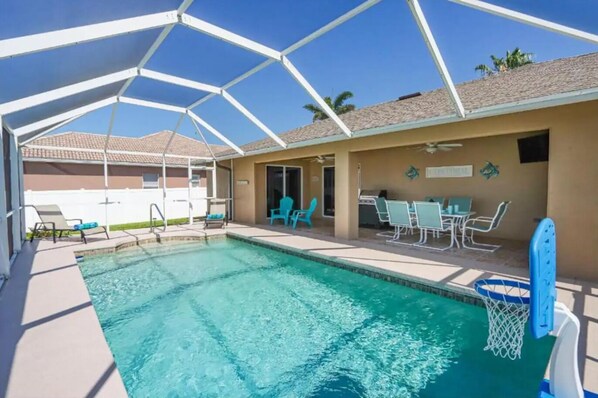 Screened in Heated Pool with 2 Chaise Lounges 