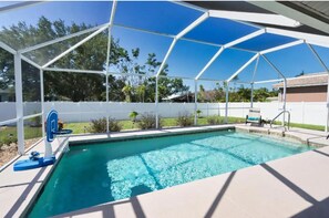 Screened in Heated Pool with 2 Chaise Lounges 