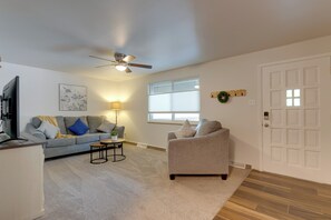 Living Room | Main Level | Smart TV | Free WiFi | Central A/C & Heating
