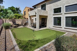 Private Backyard | Fire Pit | Putting Green | 5 Mi to Arizona Mills