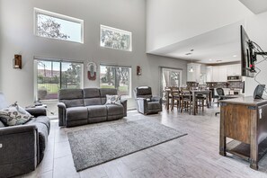 Living Room | 1st Floor | Smart TV | Free WiFi | Office Desk | Golf Course Views
