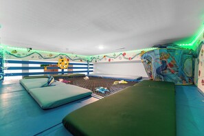Kids will love crawling across the overhead net—offering a fun, elevated play zone with awesome views and a little thrill from above!
