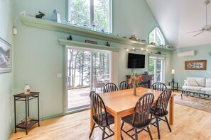 Dining Area | Dishware & Flatware Provided