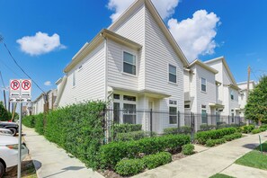 Home Exterior | Gated Yard