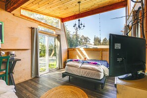 Northern Lights Viewing Cabin | Full Bed | Electric Heating | Flat-Screen TV