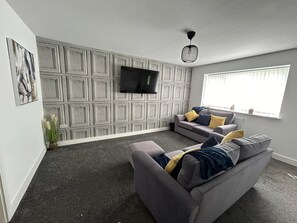 Living Room / Lounge