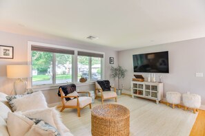 Living Room | Free WiFi | Central Heat & A/C