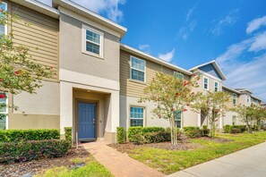2-Story Townhome | Self Check-In | 15 Mi to Magic Kingdom Park