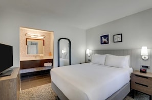 Unit with 2 Queen Beds in separate rooms