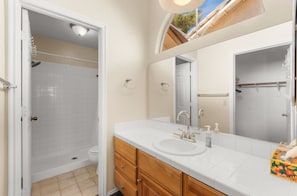 Master bathroom
Walking closet