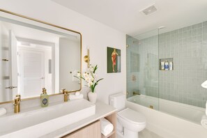 Modern design with high-quality finishes, perfect for a refreshing retreat!