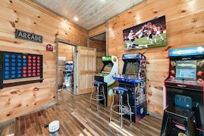 Game Room(Pacman, NFL Blitz, Golden Tee, X-Men)