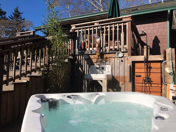 Outdoor spa tub