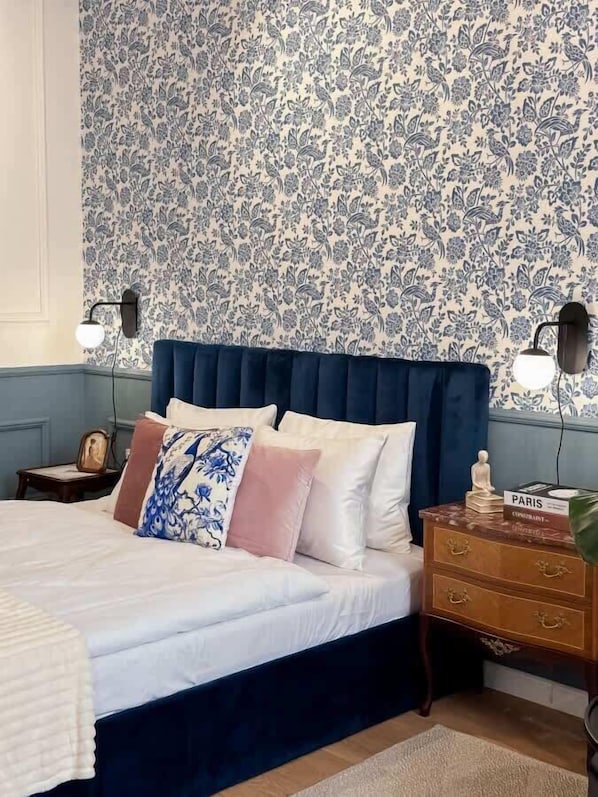 Room with queen size bed