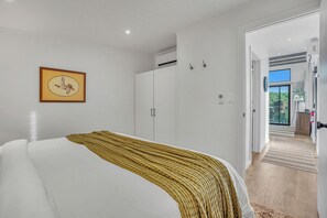 Bedroom 1 - King bed