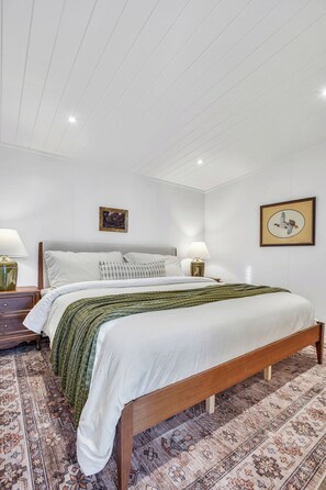 Bedroom 1 - King bed