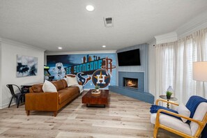 Unit 601 Welcome to Montrose Manor! Once you step inside you will be greeted with this inviting living room