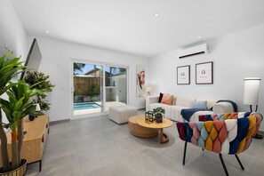 Brand NEW  Private Pool  King Beds  PalmBeach (22304)