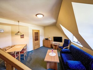 Furniture, Table, Comfort, Wood, Interior Design, Flooring, Floor, Couch, Living Room, Building