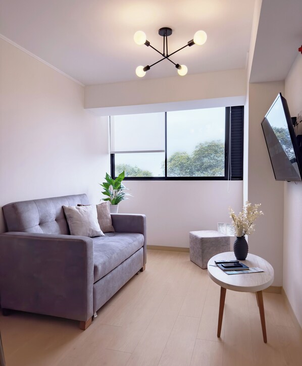 Acogedora sala con sofá cama de 2 plazas, Smart tv de 43"